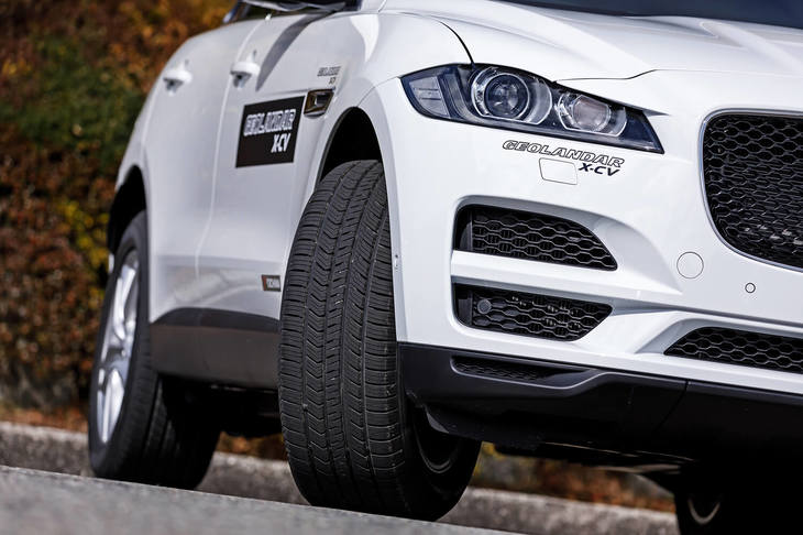 トレッド面のブロックは、「5ピッチ・バリエーション」と名付けられた配置になっている。この配置は、ブロックエッジが接地する際に発生する周波数ピークを分散させ、パターンノイズを減少させる働きを持ち、結果的に静粛性の向上につながるという。