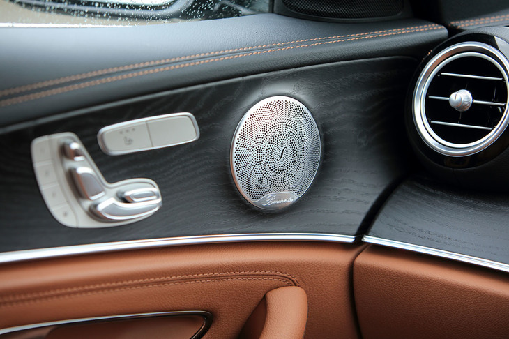 テスト車には空気清浄機能や後席シートヒーター、Burmesterサラウンドサウンドシステムなどからなる「エクスクルーシブパッケージ」が採用されていた。