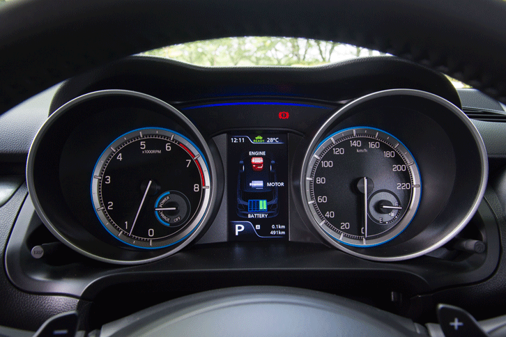 ブルーのイルミネーションが特徴のフルハイブリッド車専用メーター。EV走行などのインジケーターが追加されている他、中央に搭載されるマルチインフォメーションディスプレイの表示内容も変わっている。（写真をクリックすると、各種表示が見られます）