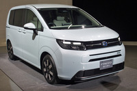 顔まわりの意匠は実にお見事。グリルに頼らないでも存在感を示したこのフロントマスクは、昨今はやりの“オラオラ系デザイン”に対するカウンターパンチとなるか？