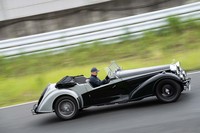 フレームは自然乾燥した英国産のアッシュ（木材）を基本に、アルミパネルによって保護・補強が施される。