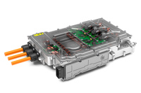 説明会では、FCVに搭載する新しい高電圧コンバーター（DC-DCコンバーター）についても解説。FCVでは、燃料電池の低い出力電圧と高負荷時の強い電圧降下を補う必要があるため、DC-DCコンバーターの性能が重要となるという。ZFの新しい高電圧コンバーターは、最高値99.6％という高い効率を達成している。