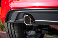 バンパー下部から顔をのぞかせるクロームエキゾーストパイプ。厳しくなる排出ガス規制に対応するため、「up! GTI」の排気システムには微粒子除去フィルターが装備されている。