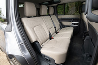 2列目シートは6：4の分割可倒式。後席用エアコンや電源ソケット、センターアームレストなどが備わっており、快適に過ごすことができる。