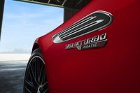 「SL63 4MATIC＋」のフロントフェンダーに備わるエンブレム。