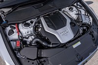 最高出力340ps、最大トルク500Nmの3リッターV6 DOHC 24バルブ ターボエンジンに「48Vマイルドハイブリッドテクノロジー（MHEV）」を組み合わせて搭載。JC08モードの燃費値は12.3km/リッターと発表されている。
