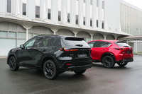 新旧「CX-5」のリアビュー。写真左が3代目、同右が2代目。ホイールベースが長いためリアドアは3代目のほうが大きく、乗り降りしやすく設計されている。