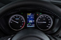 左右にアナログ式、中央にデジタル式のインフォメーションディスプレイを配置するメーターデザインは他のグレードと基本的に共通だが、「Advance」のロゴをはじめ、ブルーのアクセントで差異化を図っている。