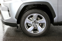 タイヤサイズは225/60R18。テスト車にはダンロップのSUV向けオンロードタイヤ「グラントレックPT30」が装着されていた。