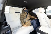 2022年4月、仕様変更前の「マツダCX-8」に試乗した際の筆者。自慢の3列目シートは、一度おさまってしまえば長時間の移動も苦にならない快適性が確保されている。