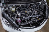 新型「アクア」のFWD車は最高出力91PS、最大トルク120N・mの1.5リッター直3エンジンに、最高出力80PS、最大トルク141N・mの電気モーターを組み合わせたハイブリッドパワーユニットを搭載。「Z」グレードの燃費値は、WLTCモードが33.6km/リッターと発表されている。