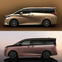 こちらは「トヨタ・アルファード」（上）と新型「日産エルグランド」（下）の比較。動きのあるボディーパネルが特徴的な前者に対し、後者は比較的シンプルな面形状となっている。