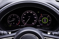 メーターには12.3インチサイズのフル液晶パネルが用いられている。イグニッションスイッチをオンにすると、「CX-60」のロゴに続き、実車と同じボディーカラーをまとった車両のアニメーションが流れる。