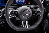 リムに静電容量式センサーが組み込まれる3本ツインスポークステアリングホイールは、オプションの「AMGラインパッケージ」に含まれるアイテム。