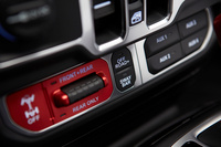 日本仕様のラインナップはオフロード向けの高性能グレード「ルビコン」のみ。マッドテレインタイヤや、ローレンジのギア比を低めた専用の副変速機、フロントスウェイバーを切り離すディスコネクトシステムなどが装備される。