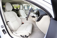 「インスクリプション」に標準装備される、パーフォレーテッドファインナッパレザーのシート。