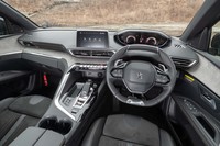 コックピットまわりでは液晶タイプのメーターパネルがより高精細になったほか、センターコンソールの前端にスマートフォンの無接点充電器が備わった。