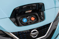 フロント部には急速充電用（写真左）と普通充電用（同右）のソケットが並んで設置される。