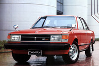 「トヨタ・セリカ カムリ」。ベースは2代目「カリーナ」で、トヨタの“T”の字をモチーフにしたフロントグリルのデザインは往年の「トヨタ2000GT」に倣ったもの。