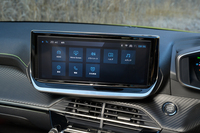 10インチのセンタースクリーンはグイっとドライバー側に向けてレイアウトされる。マップデータは備わっておらず、ナビゲーションの利用はスマートフォンの接続が前提だ。