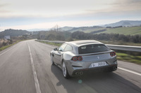 磁性流体式SCM-Eダンパーコントロールシステムは、V12モデルと同型を搭載している。ただし乗り心地は全般的に硬めな印象だ。