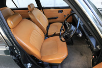 余計な“でっぱり”類がないことも手伝って、車内空間のゆとりは上々。2点式のシートベルトが時代を感じさせる。