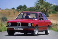 「BMW 318」。2リッター直4 SOHCエンジンを積む「320」はデュアルヘッドライトだが、1.6／1.8リッターの「316／318」は「02シリーズ」同様のシングルヘッドライトだった。