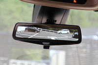 ドライバーに広い視界を提供するリアカメラミラーは、スイッチをオフにすることで、通常のルームミラーに戻すことも可能。