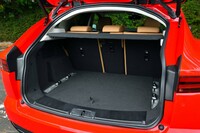 荷室は、ゴルフバッグやベビーカーを横置きに収納できるだけの幅（1311mm）が確保されている。5人乗車時の荷室奥行きは806mm。