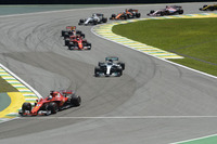 予選2番手のベッテル（写真先頭）がスタートでトップを奪い、2位ボッタス（その後ろ）らを従えて走行。（Photo=Ferrari）