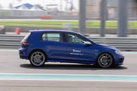 ドライブレーキングテストに臨む。制動距離の短さだけでなく、制動時の安定性も優れていた。