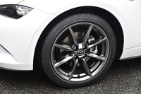 「VS」もタイヤサイズは205/45R17。銘柄も「RS」と同じ「ブリヂストン・ポテンザS001」だった。