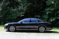 新型「A8」のボディーサイズは全長×全幅×全高＝5170×1945×1470mmで、ホイールベースは3000mm。先代モデルと大きくは変わらないものの、25mm長く、5mm狭く、5mm高くなり、ホイールベースは10mm延びている。