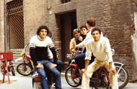 アンドレアのアルバムから。1970年代、高校時代のアンドレア（写真左から2人目）。友人と共に。