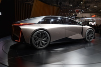 「LF-ZC」のボディーサイズは全長×全幅×全高＝4750×1880×1390mmと公表される。ホイールベースは2980mm。