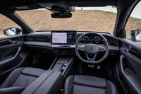 ソフトパッドで覆われたダッシュボードやドアトリムは上質ではあるものの、華美な印象はなく、どことなくビジネスライク。ダッシュボードの中心に置かれた15インチサイズのタッチ式ディスプレイが目を引く。