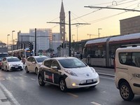 「日産リーフ」は、環境保護車普及を推進するイタリアにおいて、まずタクシーとして出回り始めた。2020年1月フィレンツェ。