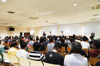 日産自動車の仲田直樹氏とレーシングドライバーの平手晃平選手によるトークショーも実施された。