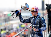 2026年の日本GPのウィナーは、メルセデスのアンドレア・キミ・アントネッリ（写真）。新レギュレーションとなっての3戦目、シルバーアローをドライブする19歳のイタリア人は、セーフティーカーを味方につけて2戦連続のポール・トゥ・ウィンを達成、史上最年少のポイントリーダーとなった。（Photo＝Mercedes）