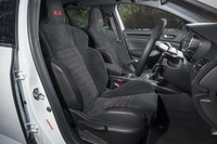 シート表皮には滑りにくいアルカンターラを採用。座面と背もたれに横方向のステッチが施されている。