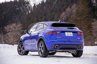 グリーンハウスの狭いエクステリアデザインも、スポーティーな印象をもたらすひとつの要因。サイドウィンドウは水滴型で、ここも「Fタイプ」との血縁を感じられるパートになっている。