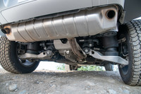 新型「ディフェンダー」には、「D7x」と呼ばれるアルミモノコックボディーと、前：ダブルウイッシュボーン、後ろ：マルチリンクの4輪独立懸架が採用されている。