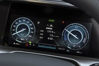 液晶メーターパネルの表示は4パターンあるが、どれも左右の2眼と中央のマルチインフォメーション画面を基本としたデザインになっている。その理由は……