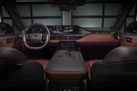 ダッシュボード上に配置された2つの14.3インチディスプレイが目を引く「QX80」のインストゥルメントパネル。高速道路上でのハンズオフドライブを可能とする「プロパイロットアシスト2.1」が搭載される。