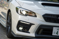 「WRX S4」にはステアリング連動機構付きのLEDヘッドランプが標準装備される。