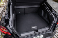 荷室容量は5人乗車の通常使用時が480リッター。床面は２段階に調整できる。上段にセット（写真）すると、荷室開口部や前方に倒した後席背もたれと床面がほぼ同じ高さになる。