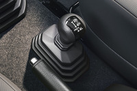 「2H」「4H」「4L」が選べる副変速機ももちろん標準装備だ。