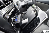 モニターの高さは写真中央にあるレバーでロックを解除すれば微調整できる。モニターの前後方向の調整はインストール時に設定。一度決めたらあとで変えるのは大変。