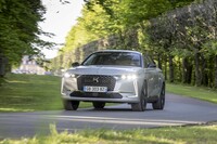 1.6リッターターボエンジンに8段AT、駆動用リチウムイオンバッテリー、電気モーターからなるパワートレインはシステム最高出力225PSを発生する。