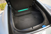 リアをギュッとしぼり込んだスタイルとしたため、ラゲッジルームが縦に長くなっている。容量は310リッター。